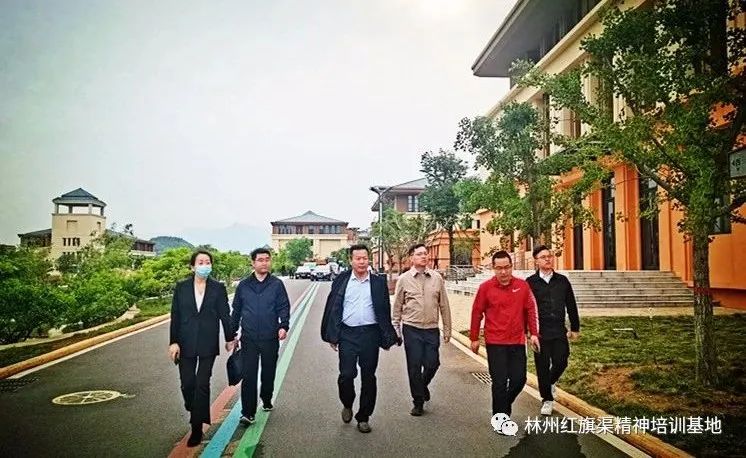 清华大学代表考察红旗渠！